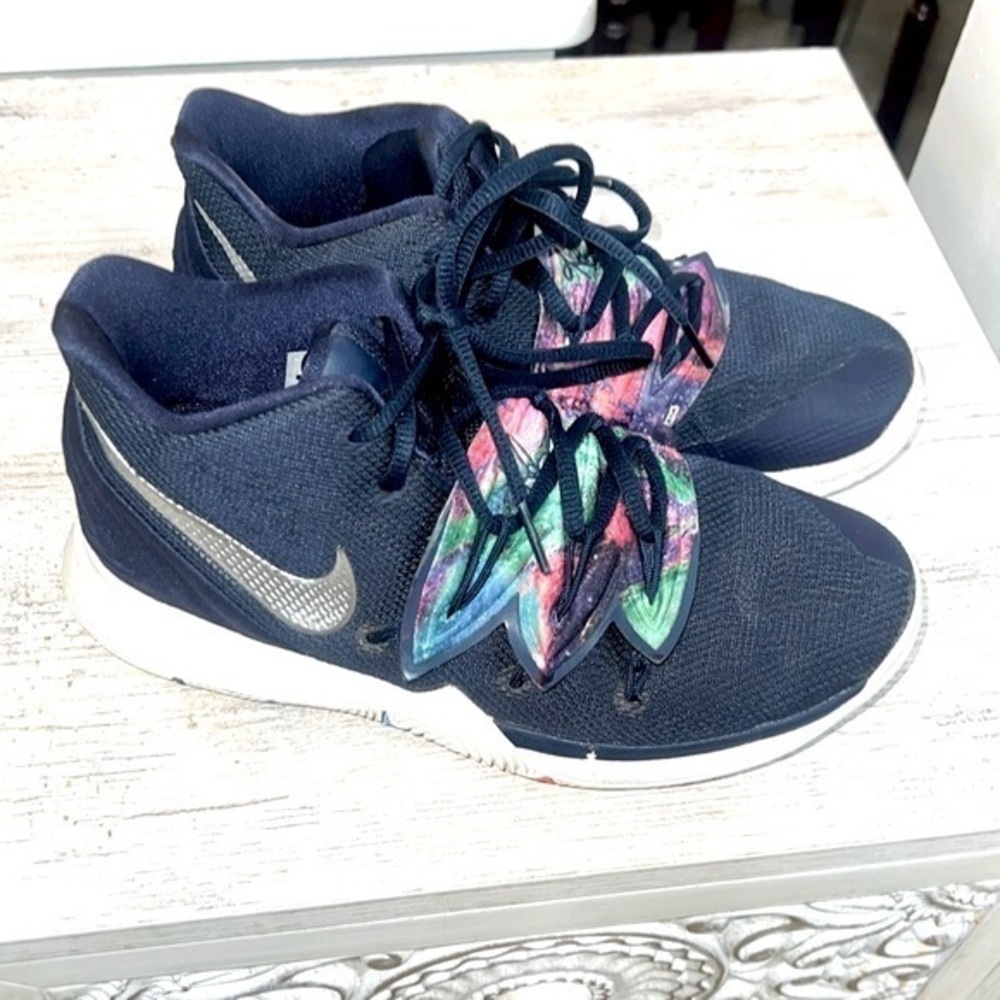 NIKE KYRIE’s basketball shoes. youth size 5. BUNDLE & SAVE 🍀